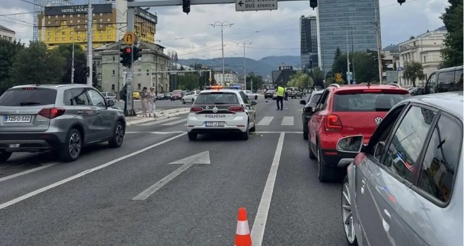 Nesreća u Sarajevu: Pijani taksista uhapšen, vozač romobila kojeg je udario ima teške povrede