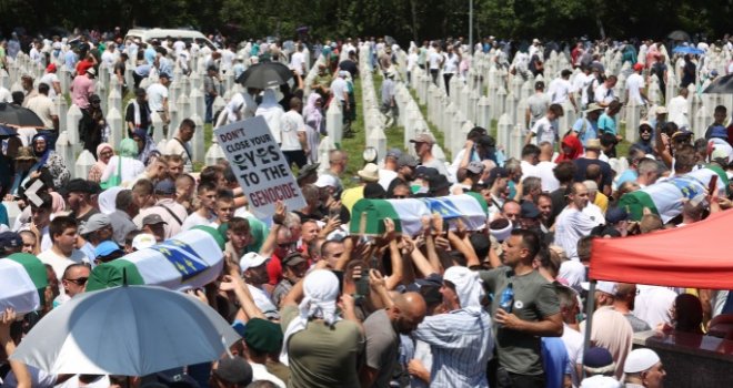 Hiljade ljudi klanjalo je dženazu žrtvama genocida, a potom je uslijedio ukop 14 ubijenih Srebreničana