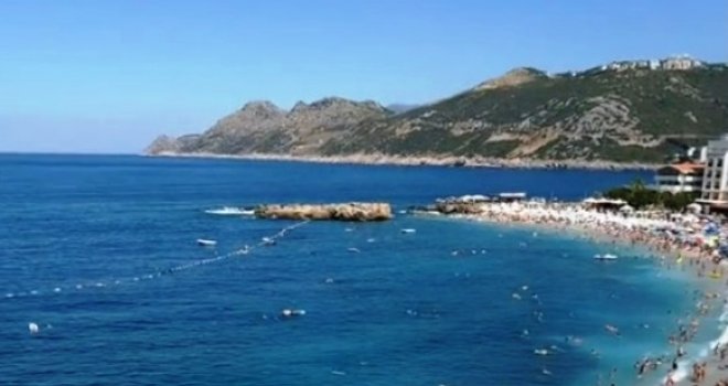 Prizor na plaži na Jadranu zgrozio pola Balkana: Srce sezone u poznatom ...