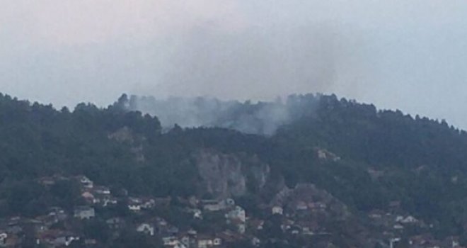 Požar na Trebeviću u miniranom području, vatrogasci na terenu, ali ne mogu gasiti vatru