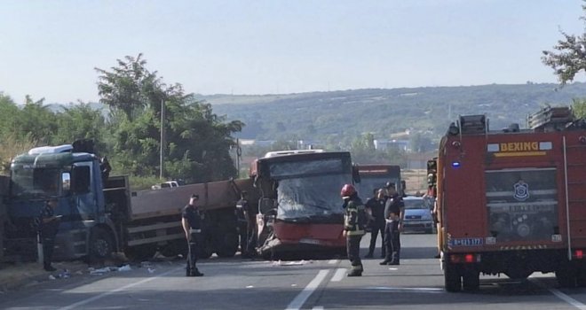 Jedna osoba mrtva, više njih životno ugroženo: 15 povrijeđenih u stravičnom udesu kamiona i gradskog autobusa u Beogradu