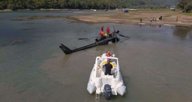 Helikopter Oružanih snaga BiH konačno izvučen iz Jablaničkog jezera