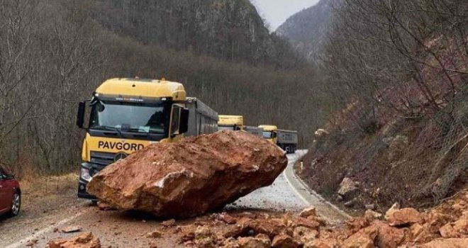 Drama na bh. cestama: Stijena pala na autobus pun putnika, ima povrijeđenih