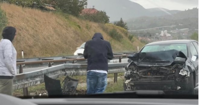 Saobraćajna nesreća na autoputu kod Kaknja: Velika materijalna šteta, saobraćaj se odvija usporeno