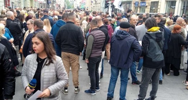 Zdravstveni radnici KS održali protestnu šetnju, traže povećanje neto satnice na 3,70 KM