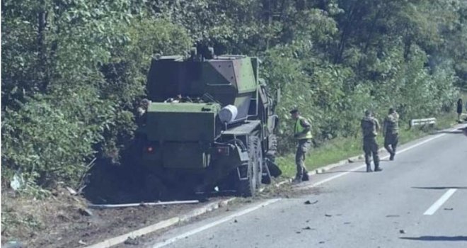 Borbeno vozilo Vojske Srbije pregazilo civilni automobil, ima poginulih