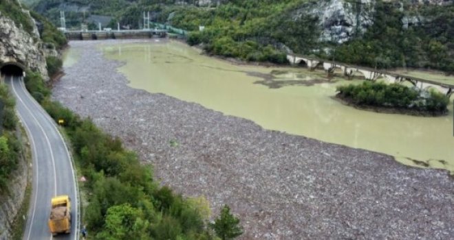 Gomile otpada na branama, plutaju predmeti iz jablaničkih kuća: Inspekcija na terenu, počelo ukljanjanje