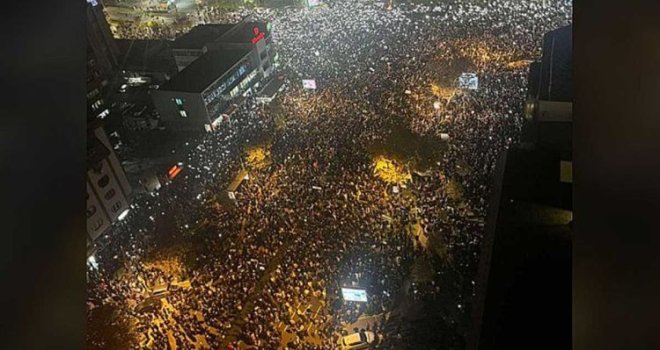 Pogledajte kako iz zraka izgledaju protesti u Novom Sadu zbog nesreće na Željezničkoj stanici