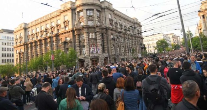 Muškarac pošao automobilom na demonstrante u Beogradu, oborio ženu