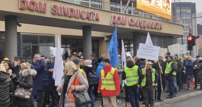 Nekoliko stotina radnika pred sjedištem Vlade KS, traže isplatu jednokratne pomoći i povećanje plata