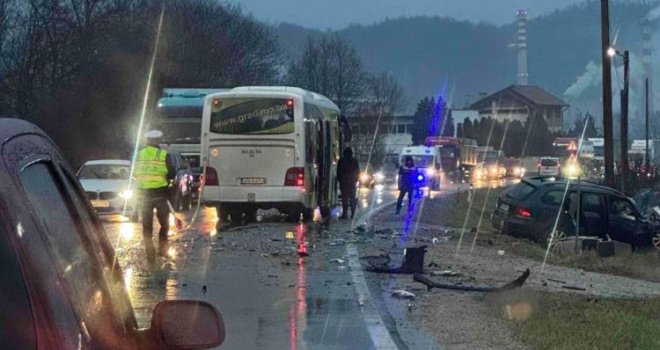 Stravična nesreća kod Maglaja: U sudaru automobila i autobusa teško povrijeđena jedna osoba