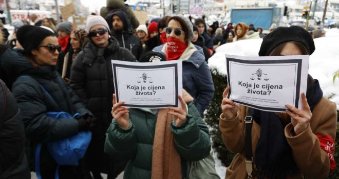 Protesti Ispred Vrhovnog suda FBiH zbog smanjene kazne ubici Alme Kadić, dobio 15 godina manje zbog 'sistemskih grešaka'