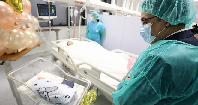 Sarajevo dobilo dva mala sugrađanina: Gradonačelnik Puharić darovao prvorođene bebe u 2025. godini