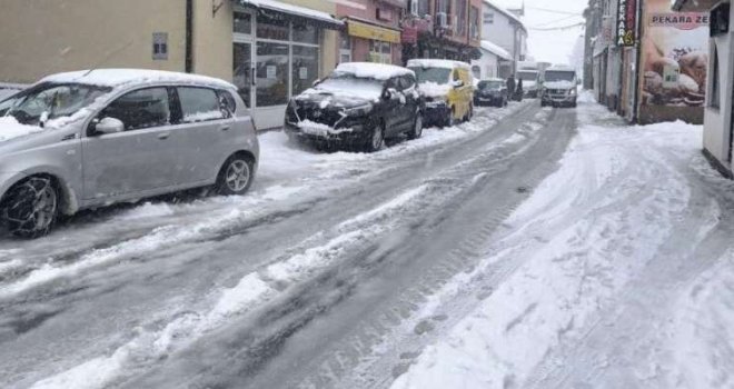 Vapaj iz Bosanskog Petrovca, građani 'zatrpani' snijegom, a prijeti im i mrak: 'Ne možemo ništa, u potpunoj smo blokadi!'