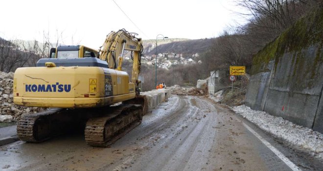 I dalje zatvoren magistralni put Bistrik - Lapišnica zbog opasnosti od odrona