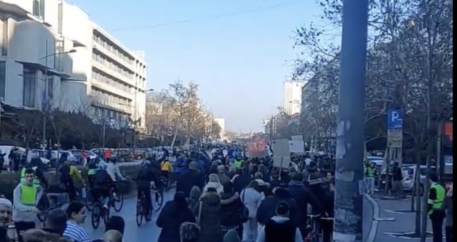 Desetine hiljada ljudi u 16-minutnoj šutnji za žrtve pada nadstrešnice u Novom Sadu