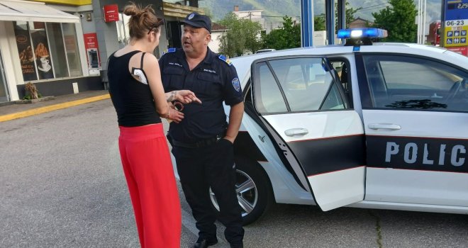 Žena tvrdi da ju je policajac napao, stavio lisice, a poslije nije bilo ključa da ih skine