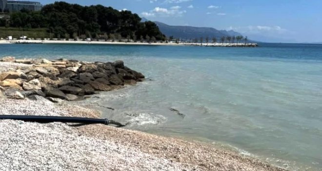 Siva tekućina direktno u more! Šta se događa na prekrasnoj plaži na Jadranu: 'Zar ovako dočekujemo turiste?!'