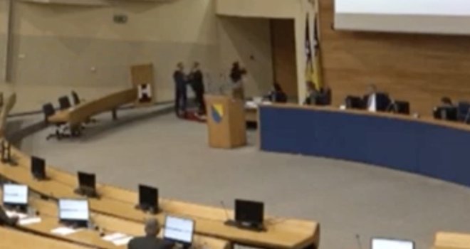 Zamalo tuča u bh. parlamentu: Ko je namjeravao 'ukrstiti' pesnice
