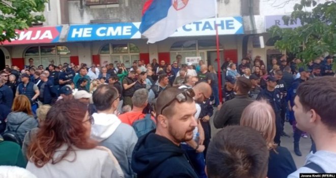 'Ruke su vam krvave!': U Novom Sadu policija razdvaja građane i članove vladajuće SNS