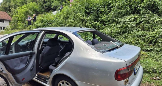Zbog pucanja vodovodne cijevi Goraždanki uništen automobil: Pukom srećom izbjegnuta tragedija