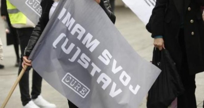 'Rađajte djecu!': Kad Ustav ne štiti pravo na abortus... 'Dva puta sam se onesvijestila na tom stolu, muž me iznio' 