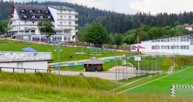 Vješao se za prečku gola? Konstrukcija pala na tinejdžera, ima teške povrede glave