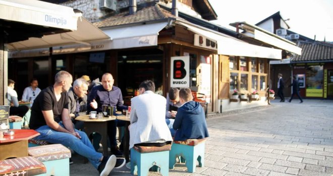Bajramsko jutro na Baščaršiji: Građani ispunili kafiće, ali i ulice u centru grada