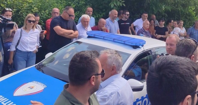Policija osam sati drži Miličevića: Ispred kuće stigao veliki broj građana