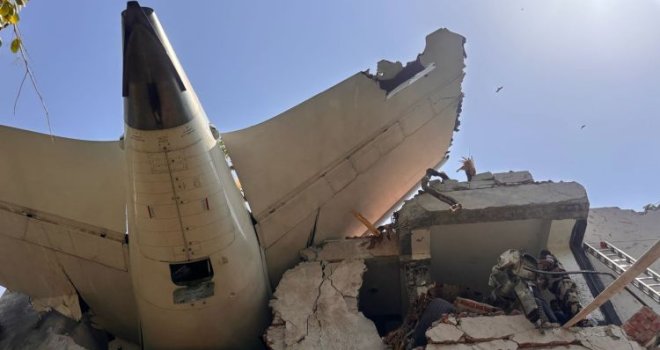 Nema preživjelih u avionskoj nesreći u Indiji: Stradalo i 20 ljekara koji su se nalazili u hostelu na koji je pao avion