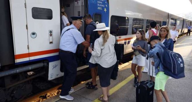 Navala ka Jadranu: Sezonski brzi voz krenuo iz Sarajeva za Ploče, putnici razdragani, 'zaigrao' i folklor
