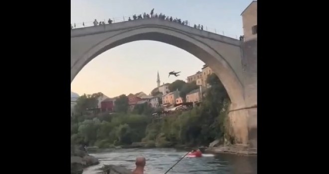 Turista skočio sa Starog mosta, izrevoltirani Mostarci dočekali da izroni iz hladne Neretve pa ga pretukli!