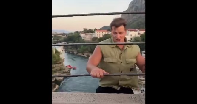 Trenutak šoka na Starom mostu: Isplivao snimak skoka turiste iz drugog ugla, zaista ga je mogao koštati života!