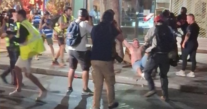 Haos u Beogradu: Bačen suzavac među demonstrante, jaki sukobi građana i policije, interventna upotrijebila silu