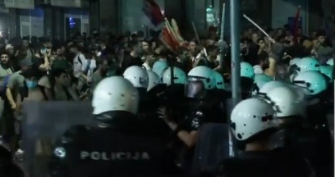 Bilo je mirno do 22 sata, a onda je buknulo: U sukobu policije i građana u centru Beograda više osoba povrijeđeno