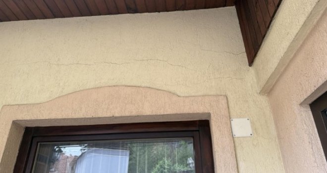 Šta će biti kad padne prva kiša?! Napukla kuća u ulici Ablakovina čikma 16 zbog klizišta na Curinim njivama