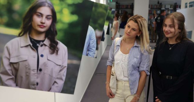 Izložba 'Rođeni poslije…' mladog fotografa iz Srebrenice Ahmedina Đozića otvorena u Europe House 