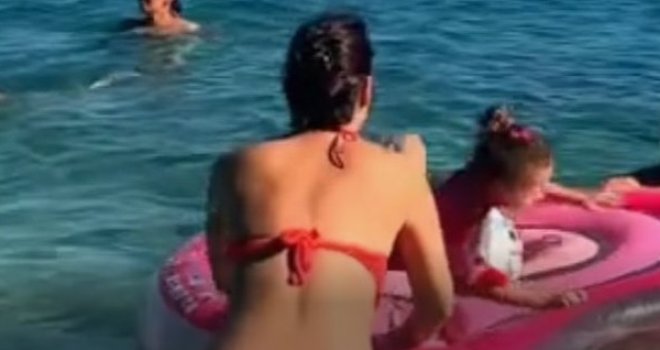 Kako znaš da su Bosanci na plaži: Objava nasmijala cijelu regiju... 'Samo viči, kćeri, sve je to mama platila'