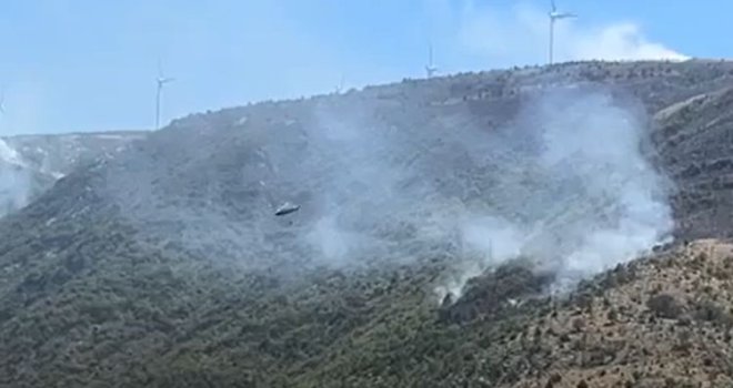 Helikopter Oružanih snaga BiH stigao na požarište: Mostarski vatrogasci bore se i sa vjetrom
