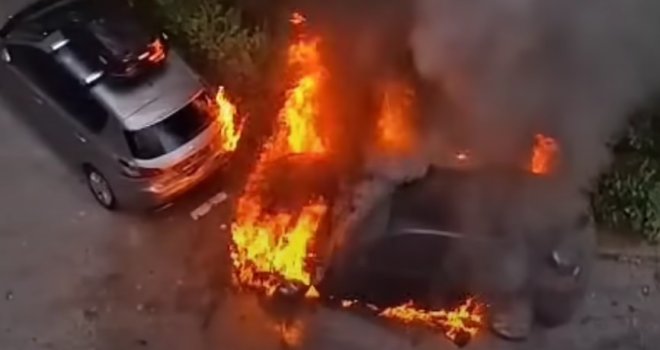 Šta se sinoć dešavalo na Grbavici: Planuli automobili, ljudi istrčali iz zgrada