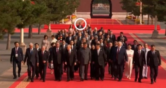 'Usamljen na kraju kolone, kao da šugu ima': Evo gdje su 'smjestili' Vučića sa suprugom tokom fotografisanja u Pekingu 