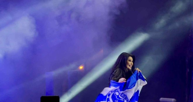 Dragana Mirković obradovala navijače: Ogrnula se Željinom zastavom na koncertu