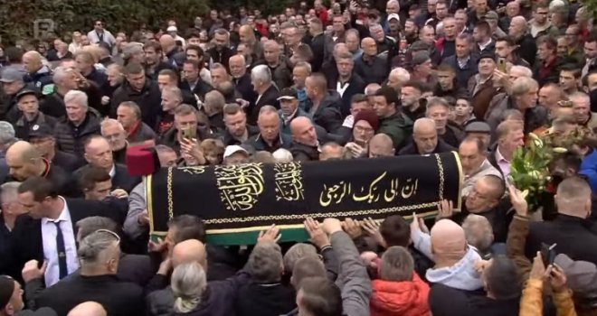 Hiljade ljudi na groblju Bare: Ukopan Halid Bešlić, Sarajevo se  oprostilo od legende