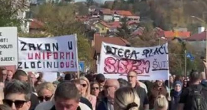  U toku protestna šetnja u Tuzli, stigao veliki broj građana: Mi kao narod smo krivi jer šutimo godinama