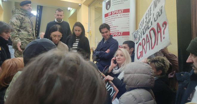 Napeto u Sarajevu: Demonstranti upali u zgradu Vlade KS, hoće li uspjeti u svojoj namjeri?