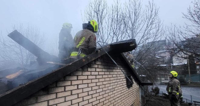 Vatrogasci spriječili tragediju u Pionirskoj dolini: Izgorio krov objekta, ali životinje spašene