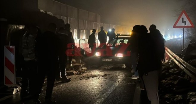 Odron na Karauli: Vojnici OS BiH i narod čistili odron kako bi prošlo vozilo s hitnim slučajem