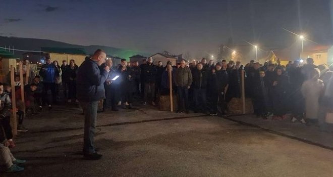 Ogorčeni Hrvati u BiH: Ko je poslao naoružanu policiju na djecu?! Nemirna noć zbog zabrane održavanja 'Advent u Uskoplju' 