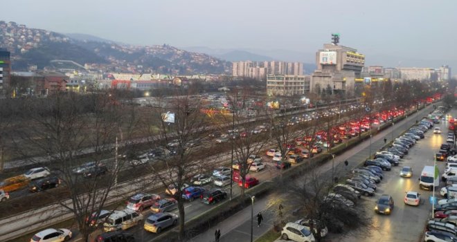 Saobraćajni kolaps u Sarajevu: Od Čaršije do Ilidže se putuje satima, pretpraznična groznica paralisala grad