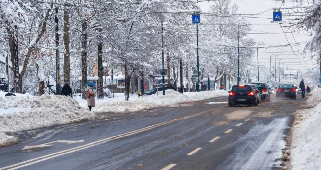 Katastrofalna situacija za pješake u glavnom gradu: Trotari zatrpani snijegom